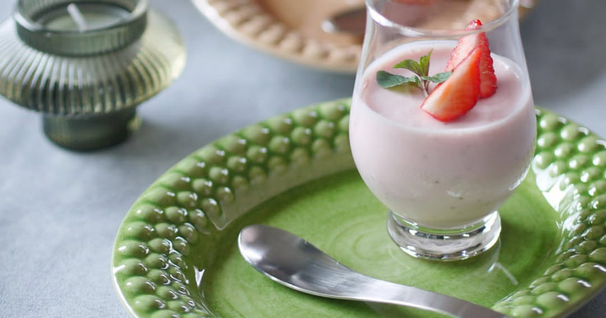 いちごヨーグルトプリンとマテュースのオーバルプレートで楽しむ春のおうちカフェ