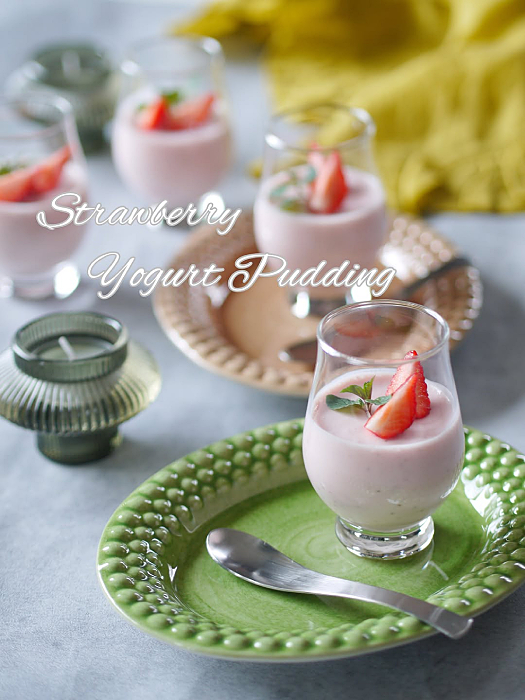 マテュースのグリーン色とシナモン色のオーバルプレートに盛り付けられたいちごプリン