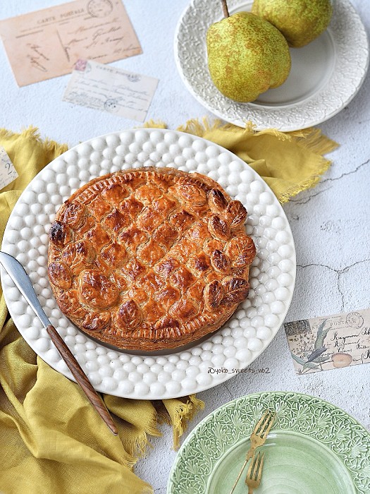 北欧ブランドMateusのおしゃれなプレートにのせたラフランスのパイ