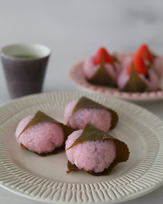 北欧のおしゃれなストライプスラウンドプレート21cmサンドに盛り付けた桜餅