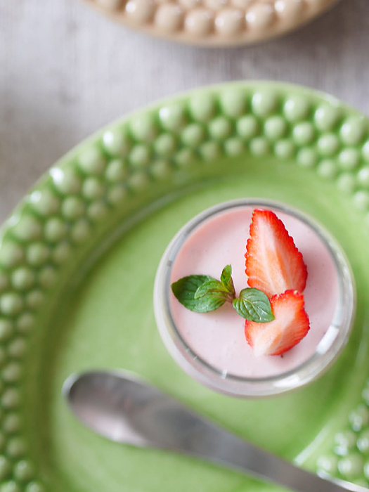 いちごプリンを真上から見た様子と、下に敷かれたバブルスオーバルプレートのドット模様