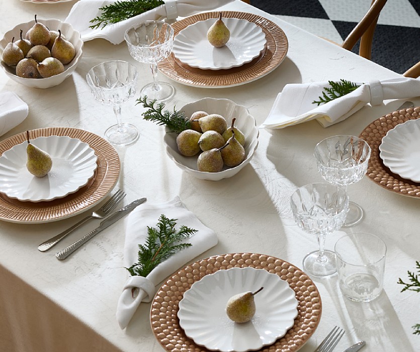 シナモンとホワイトのお皿で冬のテーブルコーディネート